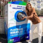 Bade Işcil Instagram - Doğamız, çocuklarımız ve iyilik için değerli bir hareketin parçası olup Türkiye’nin bir şehrinde oyun parkı olmayan çocukların yüzlerini güldürmek ister misiniz? Hem de sadece evlerimizdeki plastikleri ayrıştırarak… OMO’nun yeni projesi İyilik için Kirlenmek Güzeldir de tam olarak bunu amaçlıyor: Plastikleri atığa değil, çocuklar için oyun parkına dönüştürmeyi... OMO İyilik için Kirlenmek Güzeldir Geri Dönüşüm Kutuları, Beykoz, Üsküdar ve Ümraniye belediyelerinde bulunan ilk ve orta okulları önünde iyilik hareketini yaymamızı bekliyor. Hem çocukları gülümsetmek hem de dünyamızı korumak için arkadaşım @canbonomo ‘yu da iyilik hareketine katılmaya davet ediyor, #DeğişimSensizOlmaz diyorum. #DeğişimSensizOlmaz @omoturkiye #işbirliği