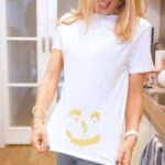 Bade Işcil Instagram - Mutfakta zaman geçirmeyi çok seviyorum 👩‍🍳 Küçük aksaklıklar tabii ki oluyor ama bunlar artık bir sorun değil. En sevdiğim beyazlarım lekelendiği zaman artık sadece gülümsüyorum😌 Çünkü artık OMO’nun yepyeni toz deterjanı OMO Active Oxygen ile beyazlarım ilk yıkamada zorlu lekelerinden kurtuluyor. 💙🫧🧺 Bana da mutfakta keyifle yemek hazırlama keyfi kalıyor ✨Omo’nun en güçlüsü ile içim çoook rahat ✨ @omoturkiye #işbirliği