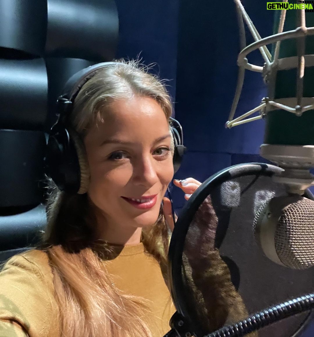 Bade Işcil Instagram - Sesimiz soluğumuz 🎙️ 🎧🥰