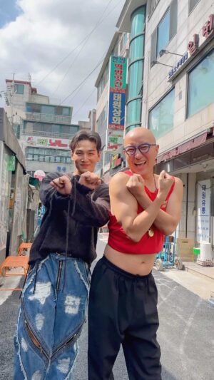 Baekho Instagram - #엘리베이터안에서 🔥 with #홍석천 #백호 #BAEKHO #엘리베이터 #BAEKHO_Elevator