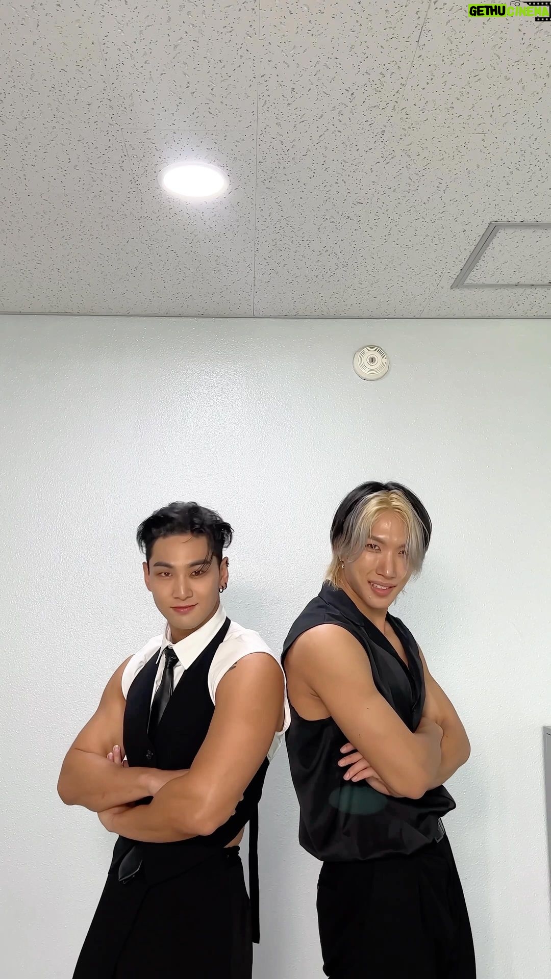 Baekho Instagram - #엘리베이터안에서 🔥 with 안무팀 이승재(오스피셔스) #백호 #BAEKHO #엘리베이터 #BAEKHO_Elevator