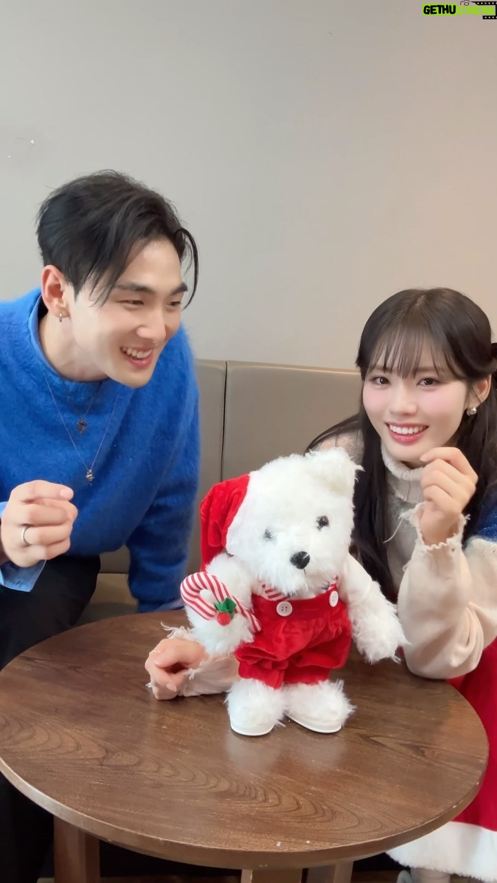 Baekho Instagram - 피처링을 노리는 수상한 곰돌이 🧸 #백호 #BAEKHO #지원 #JIWON #fromis_9 #프로미스나인 #WhatAreWe