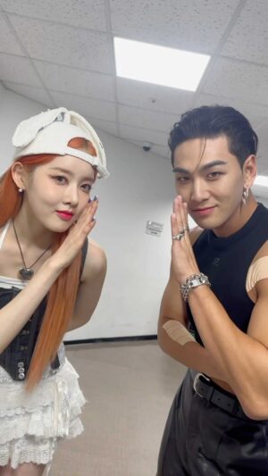 Baekho Instagram - #엘리베이터안에서 🔥 with #스테이씨 #STAYC #시은 #Sieun #백호 #BAEKHO #엘리베이터 #BAEKHO_Elevator