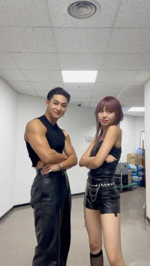 Baekho Instagram - #엘리베이터안에서 🔥 with 안무팀 임지현 #백호 #BAEKHO #엘리베이터 #BAEKHO_Elevator