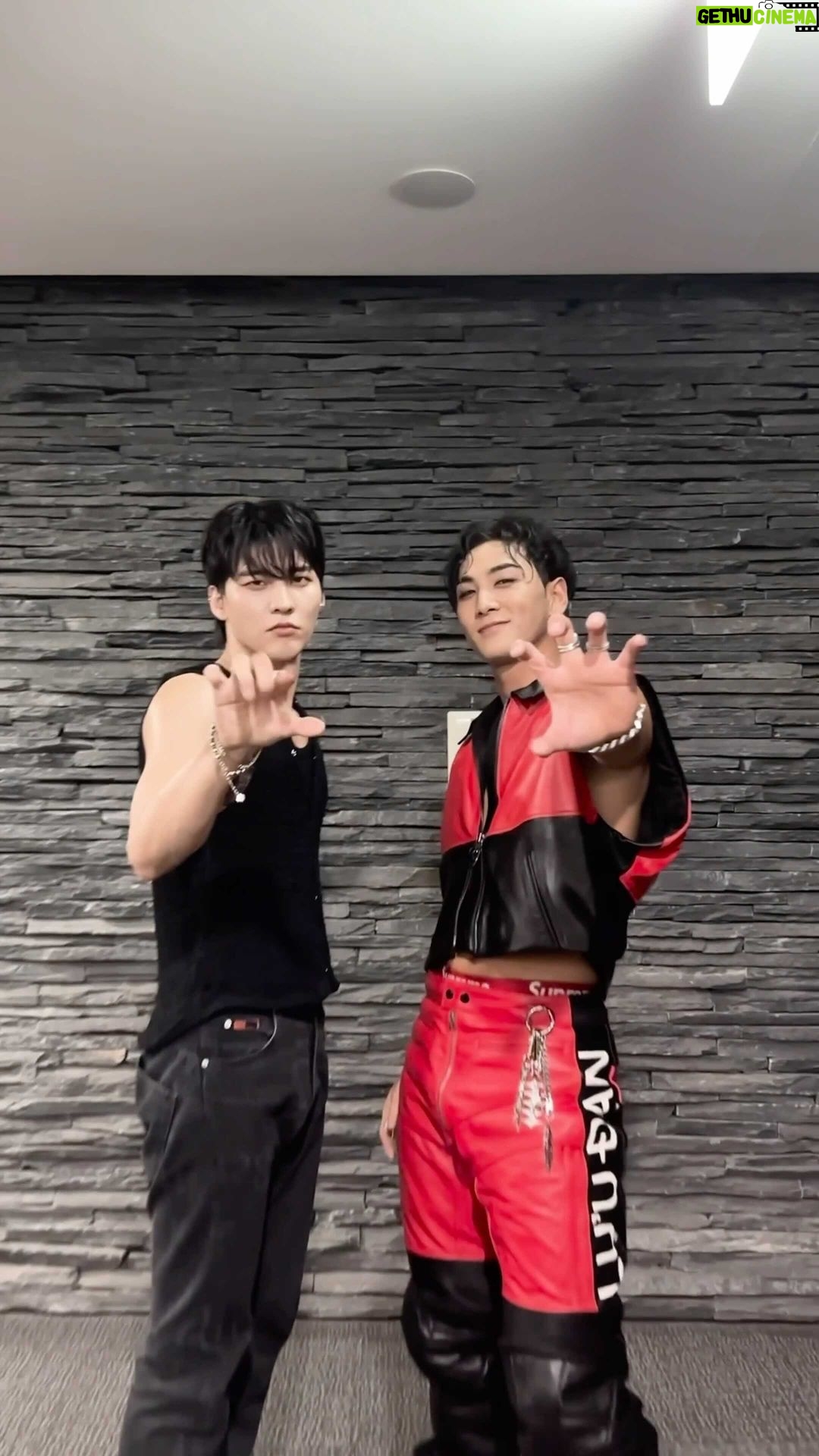 Baekho Instagram - #엘리베이터안에서 🔥 with #배너 #VANNER #곤 #GON #백호 #BAEKHO #엘리베이터 #BAEKHO_Elevator