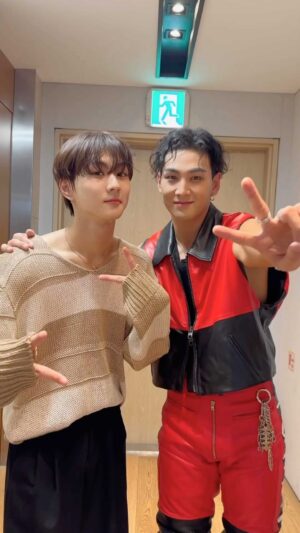 Baekho Instagram - #엘리베이터안에서 🔥 with #ENHYPEN #JUNGWON #백호 #BAEKHO #엘리베이터 #BAEKHO_Elevator