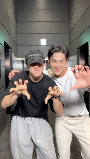 Baekho Instagram - #엘리베이터안에서 🔥 with #세븐틴 #SEVENTEEN #호시 #HOSHI #백호 #BAEKHO #엘리베이터 #BAEKHO_Elevator