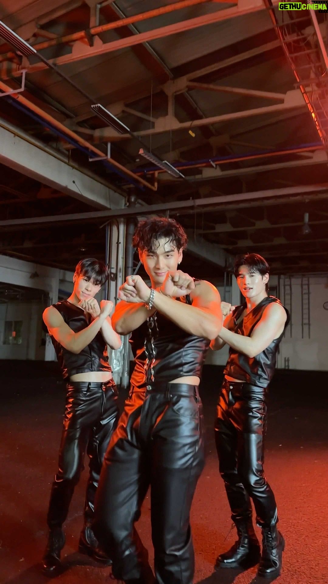 Baekho - 109.7K Likes - 엘리베이터 안에서 🔥 with 안무팀 배찬열(팀세임), 김승민 #백호 #BAEKHO #엘리베이터 #BAEKHO_Elevator
