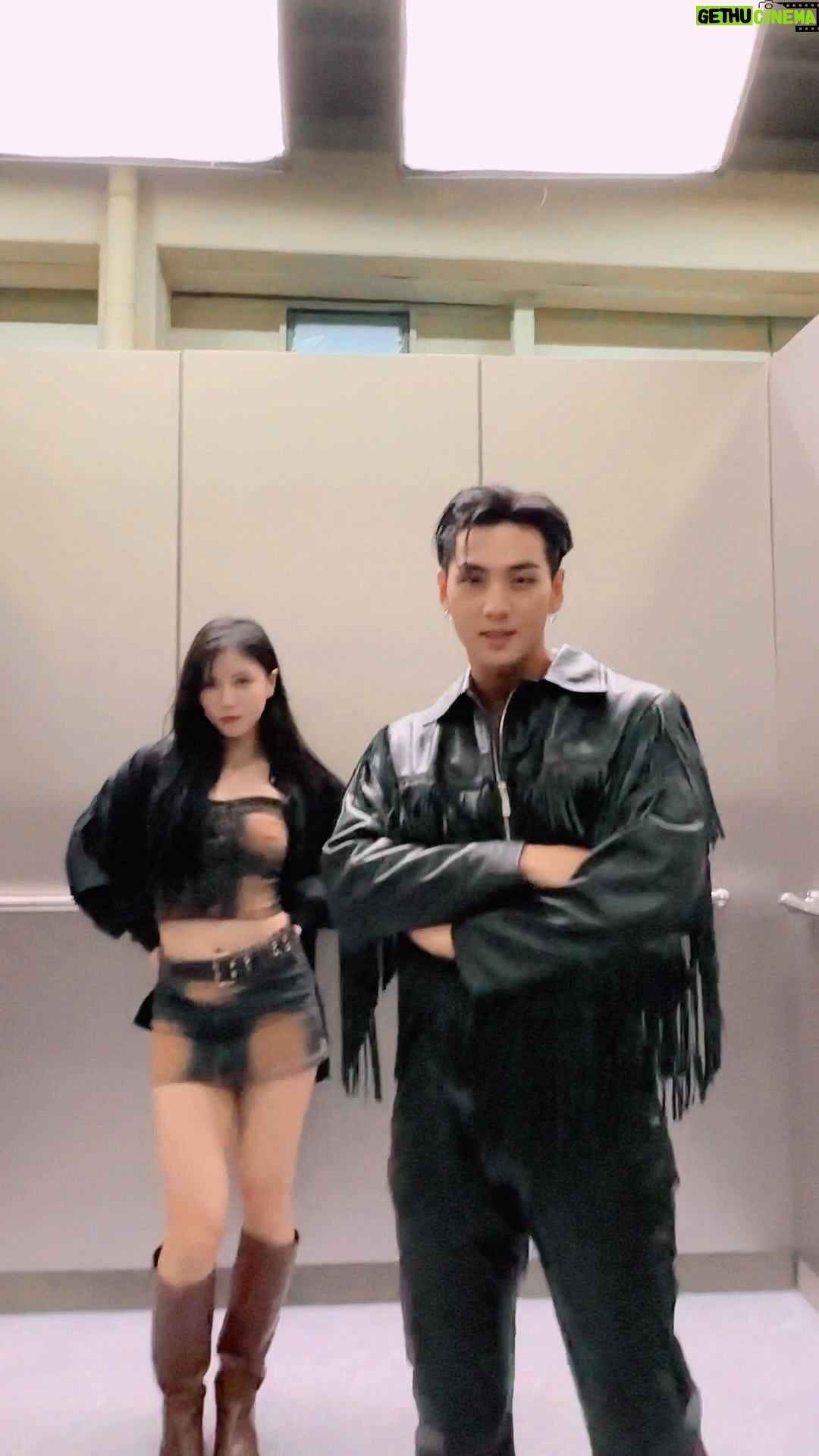 Baekho Instagram - #엘리베이터안에서 🔥 with 안무팀 수지홍 #백호 #BAEKHO #엘리베이터 #BAEKHO_Elevator