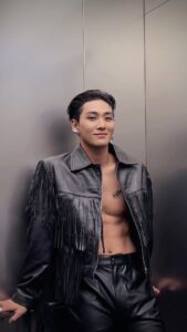 Baekho Instagram - #엘리베이터안에서 🫢 #백호 #BAEKHO #엘리베이터 #BAEKHO_Elevator
