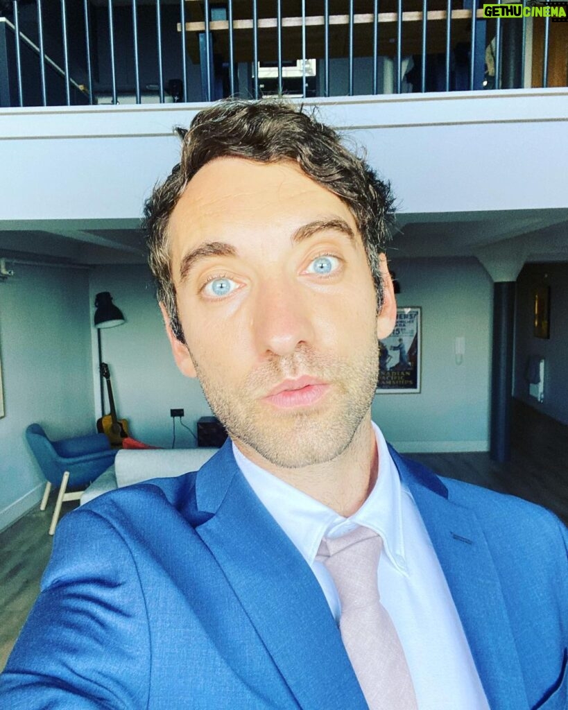 Banners Instagram - I’m in a suit. Be quiet and look at me in a suit and then have a lovely day