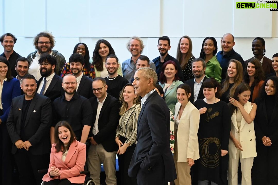 Barack Obama Instagram - At the @ObamaFoundation, we believe the best way to make the world better is by supporting the next generation of leaders working on everything from strengthening democracy, to addressing gender-based violence, to fighting climate change. On Giving Tuesday, please help support their work at the link in my bio.