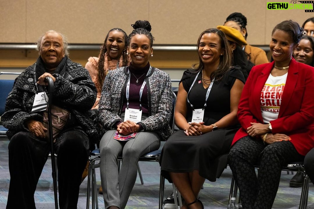 Barack Obama Instagram - In Chicago, I got to spend time with grassroots leaders from our @GirlsOpportunityAlliance Network who are learning from each other and finding new ways to create even more opportunities for girls in this city that we love. I also had the chance to hear more about the work that folks in our @MBK_Alliance Network are doing to transform the lives of young men and the communities they live in. Michelle and I are proud of the work these groups are doing, and the difference they’ll make for generations to come. Chicago, Illinois