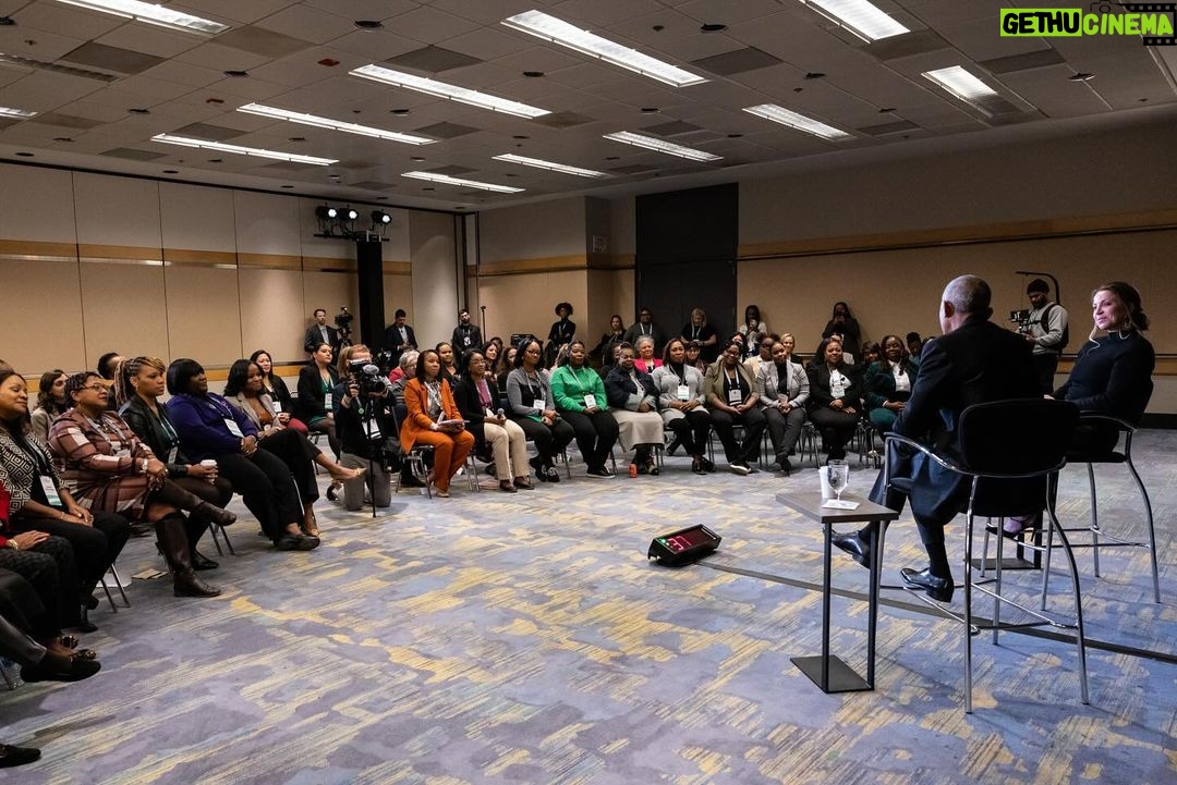 Barack Obama Instagram - In Chicago, I got to spend time with grassroots leaders from our @GirlsOpportunityAlliance Network who are learning from each other and finding new ways to create even more opportunities for girls in this city that we love. I also had the chance to hear more about the work that folks in our @MBK_Alliance Network are doing to transform the lives of young men and the communities they live in. Michelle and I are proud of the work these groups are doing, and the difference they’ll make for generations to come. Chicago, Illinois