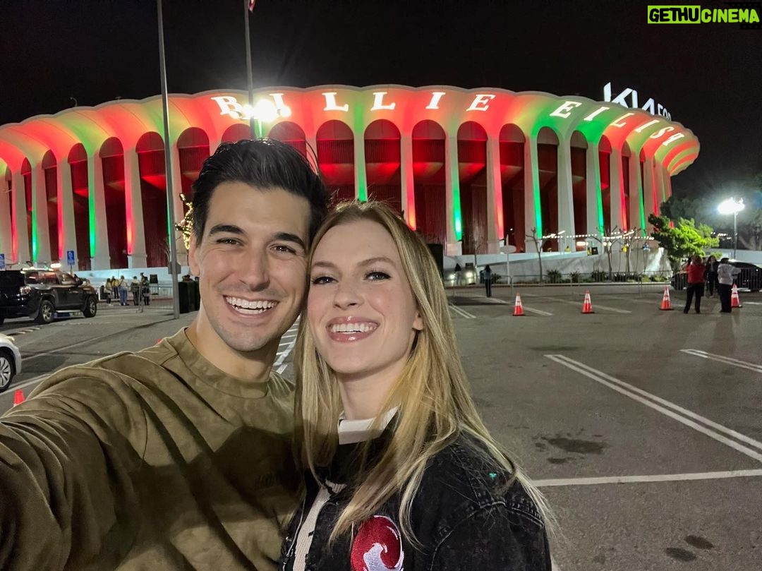 Barbara Dunkelman Instagram - Throwback to when we went to see @billieeilish and @finneas. Such an amazing show!