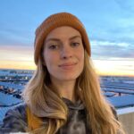 Barbara Dunkelman Instagram - Just got home after a WHIRLWIND week in the UK. Got to see old friends, make a ton of amazing new ones, and had just the best, most exhausting time. Probably spent over 30 hours in transportation over the course of the last 6 days. But so worth it. Grateful for everyone who came to see us this weekend at @walescomiccon! Can’t wait to be back! Austin-Bergstrom Int'l-Arrivals