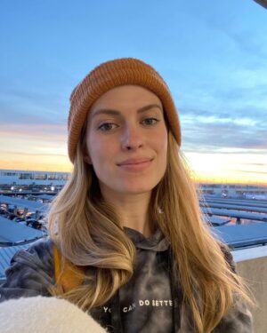 Barbara Dunkelman Instagram - Just got home after a WHIRLWIND week in the UK. Got to see old friends, make a ton of amazing new ones, and had just the best, most exhausting time. Probably spent over 30 hours in transportation over the course of the last 6 days. But so worth it. 

Grateful for everyone who came to see us this weekend at @walescomiccon! Can’t wait to be back!