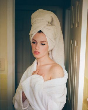 Barbara Dunkelman Instagram - On the Robe again 🛁

Photos: @atwes 
Gaffer: @kamrin.pester