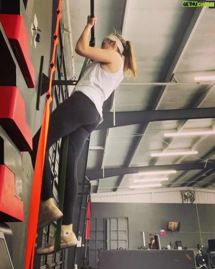 Barbara Dunkelman Instagram - Strength is slowly starting to return after almost a year and a half of being almost 100% sedentary. Let’s get those GAINS, BRUHS!