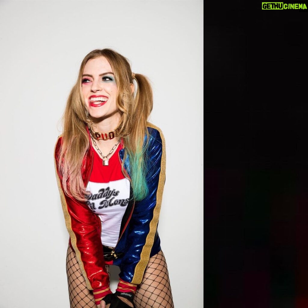 Barbara Dunkelman Instagram - Hey, Puddin’ 💙❤️ Harley Quinn photos up on the fan site, link in my b i o ✨ Photos by: @atwes HMU: me!