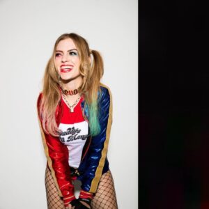 Barbara Dunkelman Instagram - Hey, Puddin’ 💙❤️

Harley Quinn photos up on the fan site, link in my b i o ✨

Photos by: @atwes 
HMU: me!