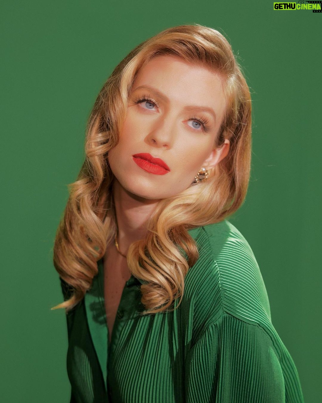 Barbara Dunkelman Instagram - Some new Old Hollywood w/ the team 💚 their skills are UNMATCHED. ✨ Photo @atwes Lighting @kamrin.pester Hair and Makeup @erinxtexas