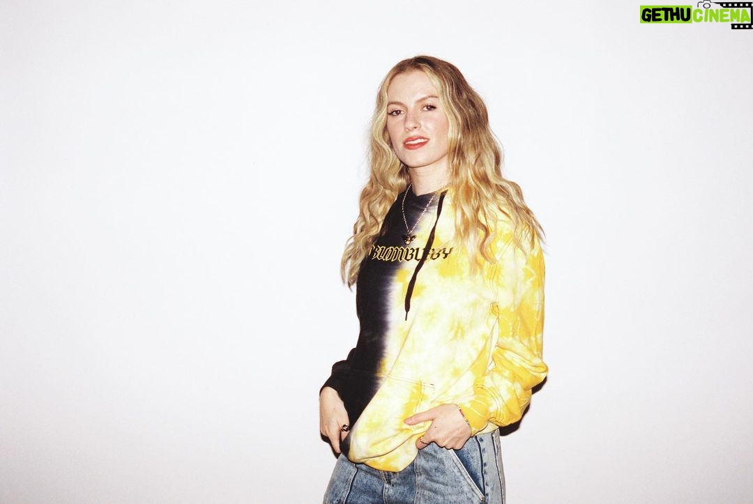 Barbara Dunkelman Instagram - Happy bee day! #bumbleby goodies now in @theroosterteethstore 🐝