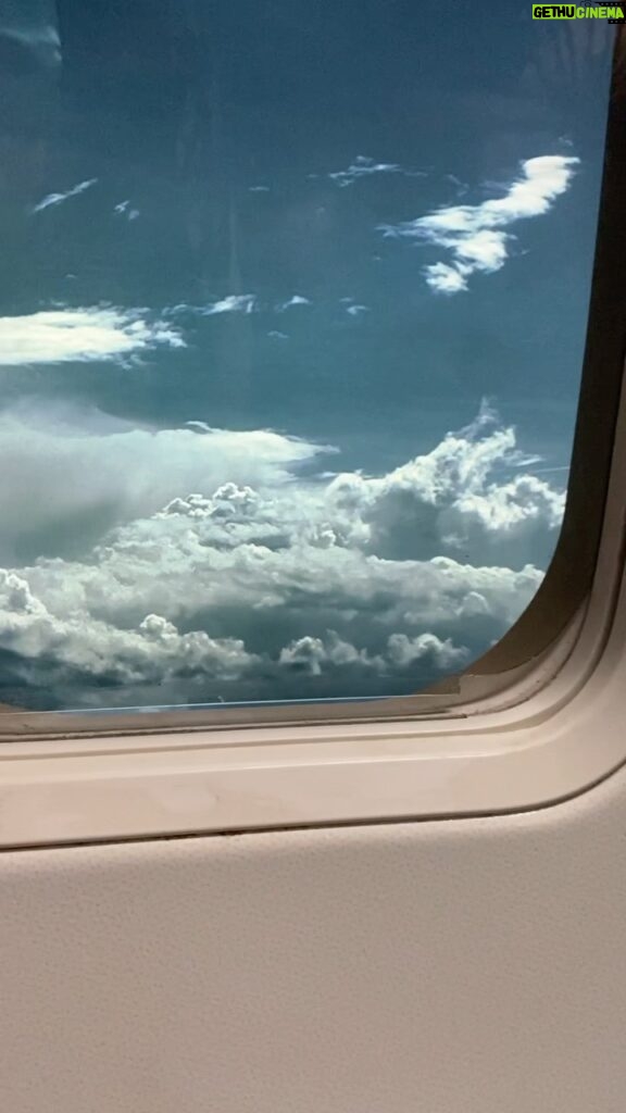 Barbara Dunkelman Instagram - I think there’s something on the wing. #airplanes #flight #travelgram #airplanepictures
