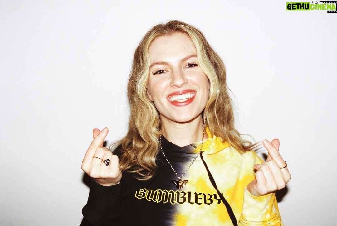 Barbara Dunkelman Instagram - Happy bee day! #bumbleby goodies now in @theroosterteethstore 🐝