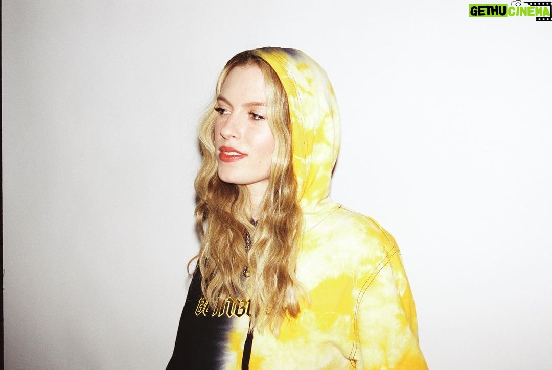 Barbara Dunkelman Instagram - Happy bee day! #bumbleby goodies now in @theroosterteethstore 🐝