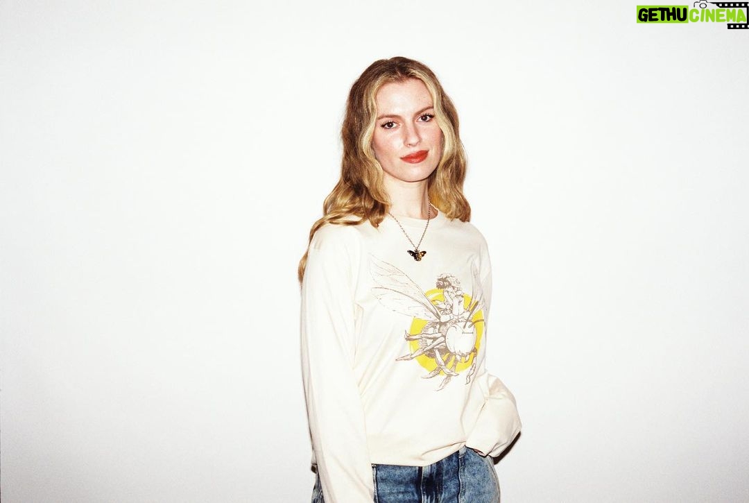 Barbara Dunkelman Instagram - Happy bee day! #bumbleby goodies now in @theroosterteethstore 🐝