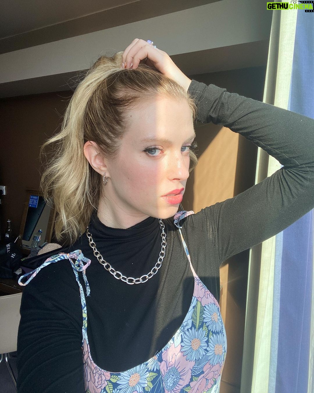 Barbara Dunkelman Instagram - Felt I looked nice today so I took a bunch of pictures 🥰 Manchester, United Kingdom