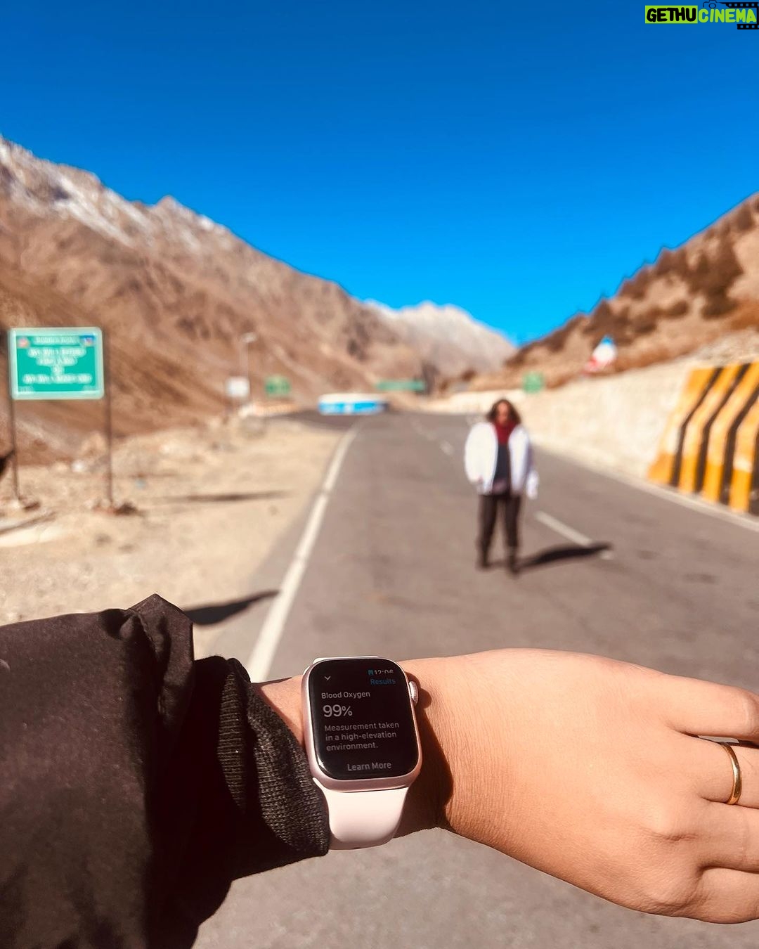 Barkha Singh Instagram - White on white on white .. somewhere in between #Manali and #Leh π€βοΈ Thank you for taking us to some of the most breathtaking spots that are hidden away in the mountains @nomadicjony and @go4explore.community π And of course @bora__kiran for planning this and making sure @owaiskhan.in and I woke up in the morning to experience this! Again, I know you lovelies are gonna ask.. this boss white jacket is by @graykloud X @easel_stories π€ Yeah I love it too! #travelwithB #Himalayas #Himachalpradesh #wanderlust #travel #incredibleindia #tourismindia #himachal #mountains #trip #roadtrip #newyeartrip #travelcontent #travelinspo #travelinspiration #phonephotography