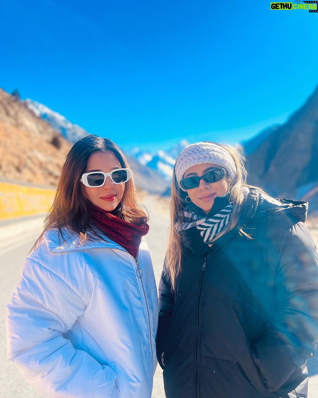 Barkha Singh Instagram - White on white on white .. somewhere in between #Manali and #Leh π€βοΈ Thank you for taking us to some of the most breathtaking spots that are hidden away in the mountains @nomadicjony and @go4explore.community π And of course @bora__kiran for planning this and making sure @owaiskhan.in and I woke up in the morning to experience this! Again, I know you lovelies are gonna ask.. this boss white jacket is by @graykloud X @easel_stories π€ Yeah I love it too! #travelwithB #Himalayas #Himachalpradesh #wanderlust #travel #incredibleindia #tourismindia #himachal #mountains #trip #roadtrip #newyeartrip #travelcontent #travelinspo #travelinspiration #phonephotography