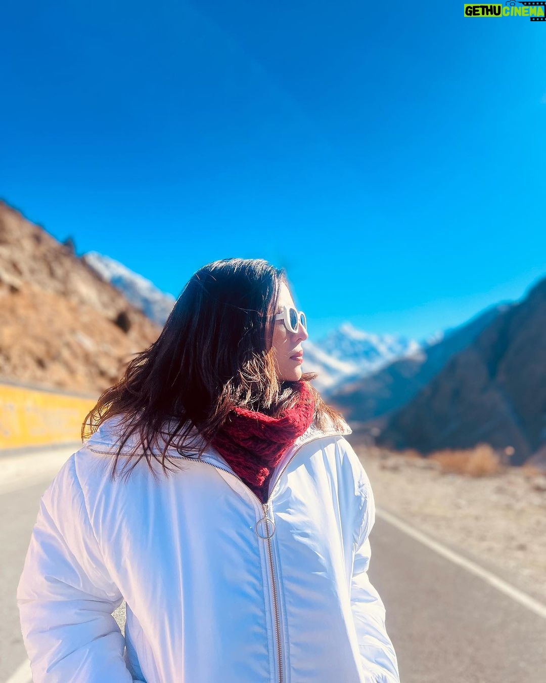 Barkha Singh Instagram - White on white on white .. somewhere in between #Manali and #Leh π€βοΈ Thank you for taking us to some of the most breathtaking spots that are hidden away in the mountains @nomadicjony and @go4explore.community π And of course @bora__kiran for planning this and making sure @owaiskhan.in and I woke up in the morning to experience this! Again, I know you lovelies are gonna ask.. this boss white jacket is by @graykloud X @easel_stories π€ Yeah I love it too! #travelwithB #Himalayas #Himachalpradesh #wanderlust #travel #incredibleindia #tourismindia #himachal #mountains #trip #roadtrip #newyeartrip #travelcontent #travelinspo #travelinspiration #phonephotography
