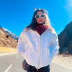 Barkha Singh Instagram - White on white on white .. somewhere in between #Manali and #Leh 🤍❄️ Thank you for taking us to some of the most breathtaking spots that are hidden away in the mountains @nomadicjony and @go4explore.community 😀 And of course @bora__kiran for planning this and making sure @owaiskhan.in and I woke up in the morning to experience this! Again, I know you lovelies are gonna ask.. this boss white jacket is by @graykloud X @easel_stories 🤍 Yeah I love it too! #travelwithB #Himalayas #Himachalpradesh #wanderlust #travel #incredibleindia #tourismindia #himachal #mountains #trip #roadtrip #newyeartrip #travelcontent #travelinspo #travelinspiration #phonephotography