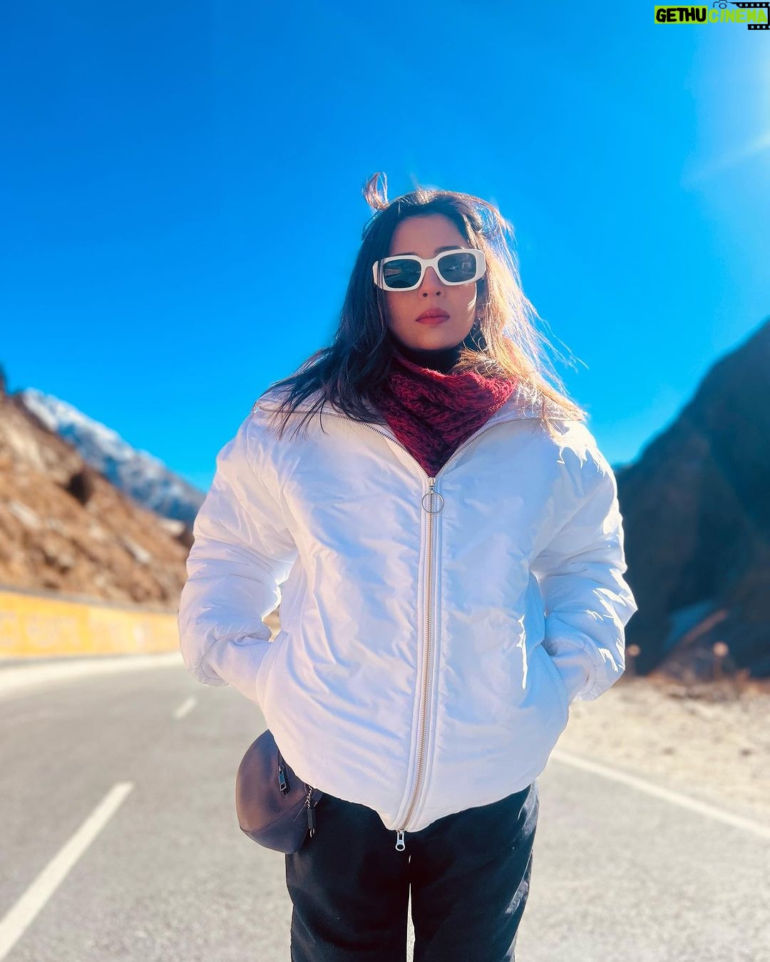 Barkha Singh Instagram - White on white on white .. somewhere in between #Manali and #Leh π€βοΈ Thank you for taking us to some of the most breathtaking spots that are hidden away in the mountains @nomadicjony and @go4explore.community π And of course @bora__kiran for planning this and making sure @owaiskhan.in and I woke up in the morning to experience this! Again, I know you lovelies are gonna ask.. this boss white jacket is by @graykloud X @easel_stories π€ Yeah I love it too! #travelwithB #Himalayas #Himachalpradesh #wanderlust #travel #incredibleindia #tourismindia #himachal #mountains #trip #roadtrip #newyeartrip #travelcontent #travelinspo #travelinspiration #phonephotography