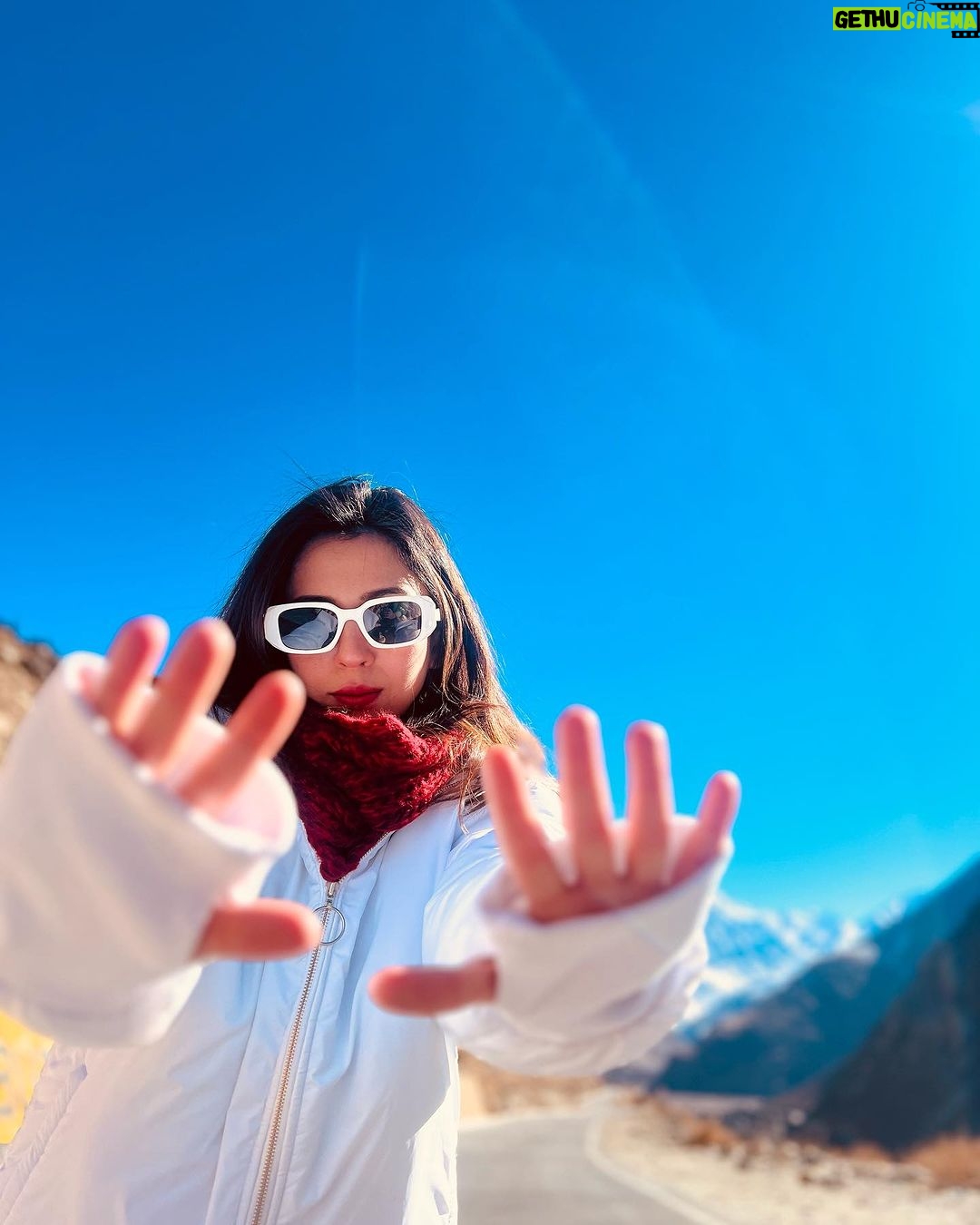 Barkha Singh Instagram - White on white on white .. somewhere in between #Manali and #Leh π€βοΈ Thank you for taking us to some of the most breathtaking spots that are hidden away in the mountains @nomadicjony and @go4explore.community π And of course @bora__kiran for planning this and making sure @owaiskhan.in and I woke up in the morning to experience this! Again, I know you lovelies are gonna ask.. this boss white jacket is by @graykloud X @easel_stories π€ Yeah I love it too! #travelwithB #Himalayas #Himachalpradesh #wanderlust #travel #incredibleindia #tourismindia #himachal #mountains #trip #roadtrip #newyeartrip #travelcontent #travelinspo #travelinspiration #phonephotography