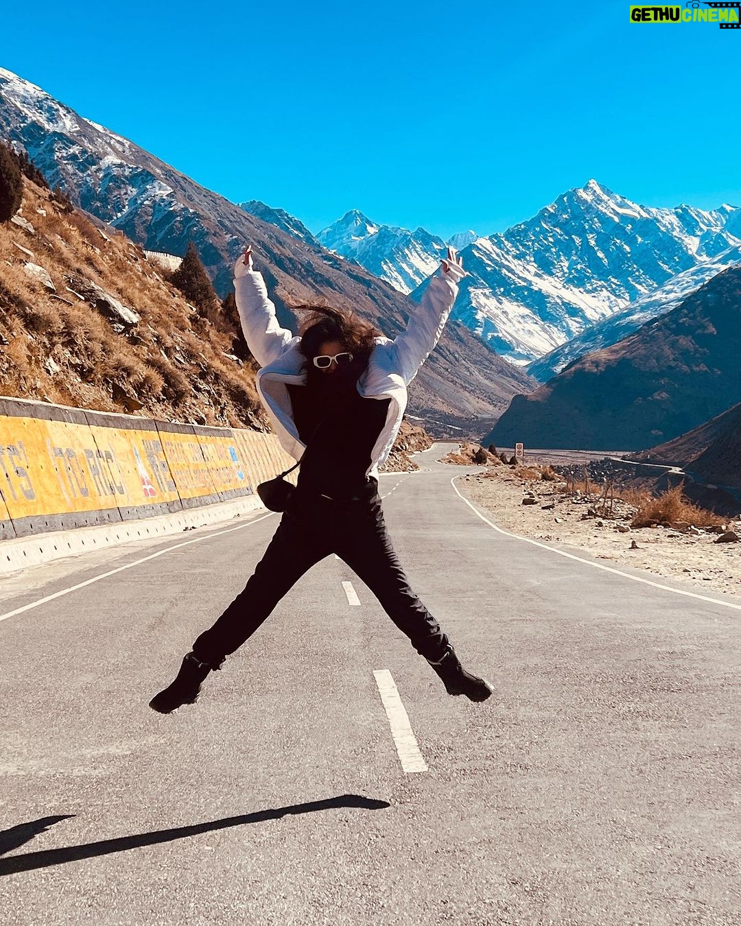 Barkha Singh Instagram - White on white on white .. somewhere in between #Manali and #Leh π€βοΈ Thank you for taking us to some of the most breathtaking spots that are hidden away in the mountains @nomadicjony and @go4explore.community π And of course @bora__kiran for planning this and making sure @owaiskhan.in and I woke up in the morning to experience this! Again, I know you lovelies are gonna ask.. this boss white jacket is by @graykloud X @easel_stories π€ Yeah I love it too! #travelwithB #Himalayas #Himachalpradesh #wanderlust #travel #incredibleindia #tourismindia #himachal #mountains #trip #roadtrip #newyeartrip #travelcontent #travelinspo #travelinspiration #phonephotography
