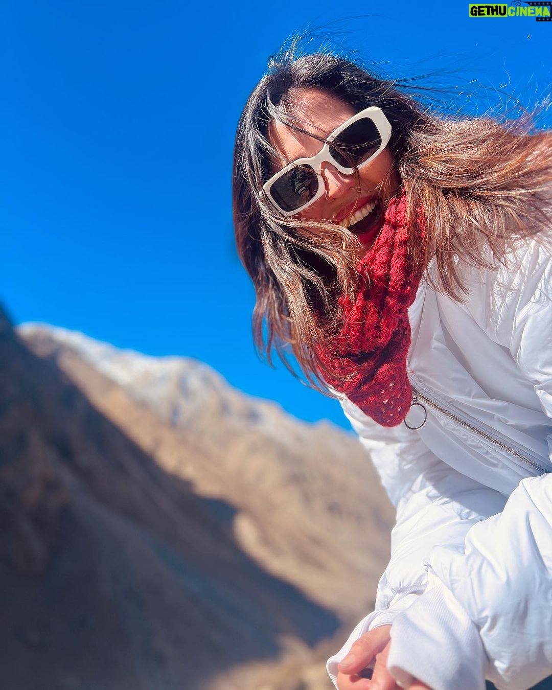 Barkha Singh Instagram - White on white on white .. somewhere in between #Manali and #Leh π€βοΈ Thank you for taking us to some of the most breathtaking spots that are hidden away in the mountains @nomadicjony and @go4explore.community π And of course @bora__kiran for planning this and making sure @owaiskhan.in and I woke up in the morning to experience this! Again, I know you lovelies are gonna ask.. this boss white jacket is by @graykloud X @easel_stories π€ Yeah I love it too! #travelwithB #Himalayas #Himachalpradesh #wanderlust #travel #incredibleindia #tourismindia #himachal #mountains #trip #roadtrip #newyeartrip #travelcontent #travelinspo #travelinspiration #phonephotography