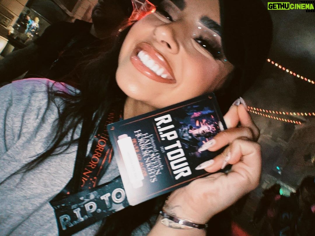 Becky G Instagram - Celebrated ESQUINAS release week con mi familia at Halloween Horror Nights @universaldestinationslatino 🫶🏽✨ Halloween Horror Nights - Universal Orlando