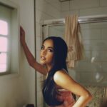 Becky G Instagram - Ser mexicana es parte de quien soy, a nivel personal y como artista, es un honor y privilegio. ESQUINAS is a token of appreciation for the people who have been part of my life. It’s a project built on inspiration from the artists who have paved the way, helping generations like mine continue pursuing their dreams. A la misma vez, honra mi sangre Mexicana y los esfuerzos de mis abuelitos para hoy estar donde estoy. En este momento tan especial, mis mundos se cruzan - en una ESQUINA que representa mis raíces, la musica que me trae memorias tan bellas con mi familia y mi gente, mi comunidad y todo lo que viene. ESQUINAS no es solamente un sueño hecho realidad para baby Becky, pero también el sueño de mis abuelitos Ángel y Guadalupe Esquivias + Cruz y Miguel Gómez (Que Descanse En Paz 🕊️) Los amo mucho y espero que vean este proyecto como un agradecimiento por todos su sacrificio y cariño. Con el nopal en la frente, aun me dicen que no soy “ni de aquí, ni de allá” pero a eso les digo - nos vemos en las esquinas donde todos nos podemos encontrar.