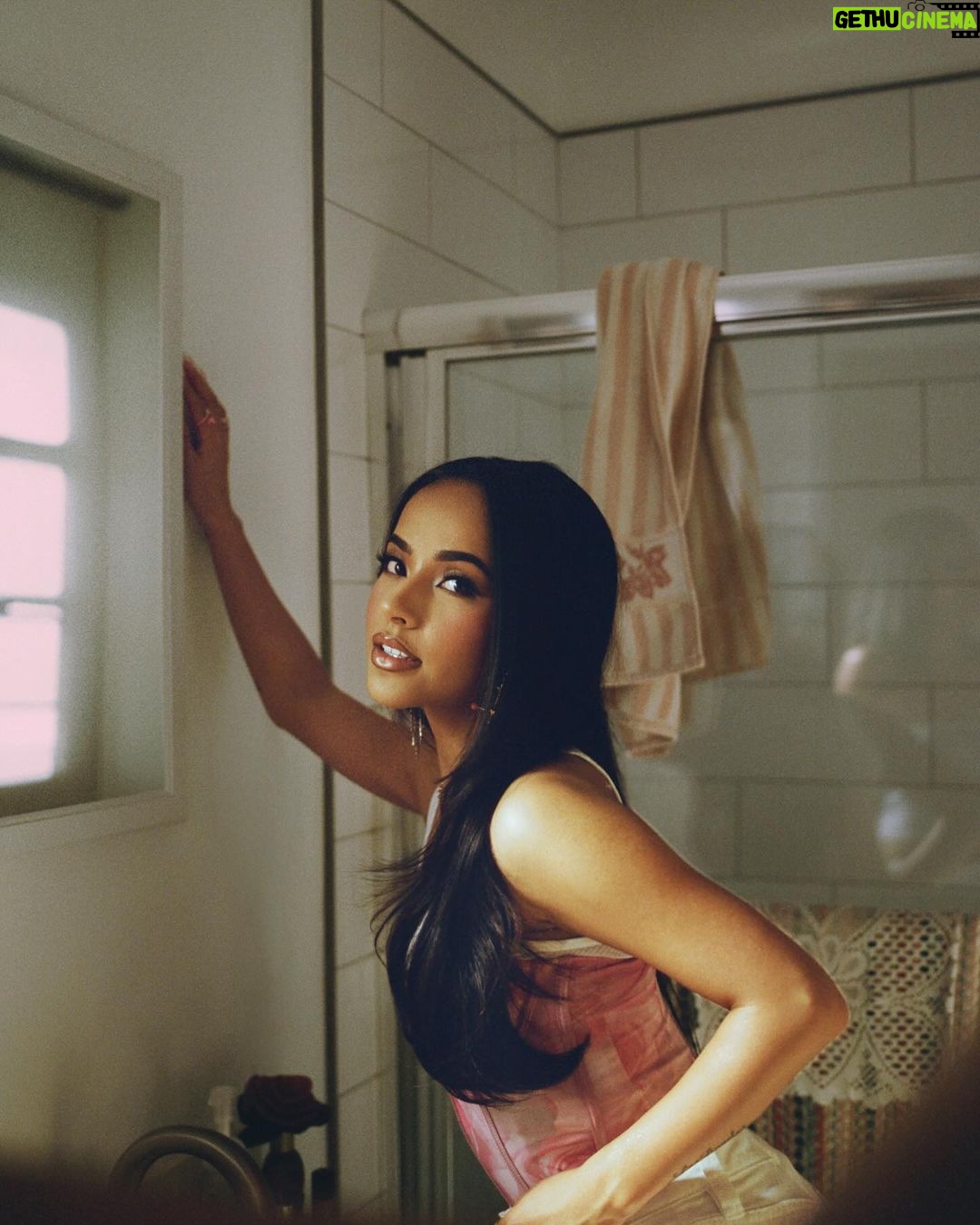Becky G Instagram - Ser mexicana es parte de quien soy, a nivel personal y como artista, es un honor y privilegio. ESQUINAS is a token of appreciation for the people who have been part of my life. It’s a project built on inspiration from the artists who have paved the way, helping generations like mine continue pursuing their dreams. A la misma vez, honra mi sangre Mexicana y los esfuerzos de mis abuelitos para hoy estar donde estoy. En este momento tan especial, mis mundos se cruzan - en una ESQUINA que representa mis raíces, la musica que me trae memorias tan bellas con mi familia y mi gente, mi comunidad y todo lo que viene. ESQUINAS no es solamente un sueño hecho realidad para baby Becky, pero también el sueño de mis abuelitos Ángel y Guadalupe Esquivias + Cruz y Miguel Gómez (Que Descanse En Paz 🕊️) Los amo mucho y espero que vean este proyecto como un agradecimiento por todos su sacrificio y cariño. Con el nopal en la frente, aun me dicen que no soy “ni de aquí, ni de allá” pero a eso les digo - nos vemos en las esquinas donde todos nos podemos encontrar.