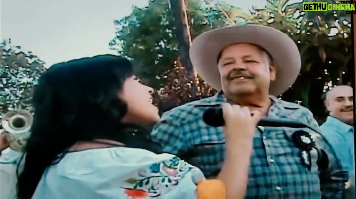 Becky G Instagram - Querido Abuelo - celebrarte es para hoy y siempre. gracias por ser alguien a quien encuentro en cada esquina de mi vida. 🤎 Canción y vídeo disponibles ahora.
