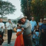 Becky G Instagram - El mes de septiembre es un mes muy importante en mi vida... Este mes es tu cumpleaños y también es el mes que ahora marca dos años desde que nos dejaste para irte al cielo. Me inspiras todos los días. Aunque ya no estés aquí físicamente, siento que estas conmigo en cada paso, en cada camino. Te dedico esto a ti, Querido Abuelo.🤎 Disponible 9.14