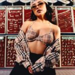 Becky G Instagram - CHICANA EN CUALQUIER ESQUINA 🤎 Photographer @rickyrozay Makeup @marcelogutierrez Hair @evaniefrausto Stylist @marcusjcorrea Style assistant @brutalbrownangel Nails @notbad.as Series creative direction @dmatosx Sunset Park, Brooklyn, N.Y