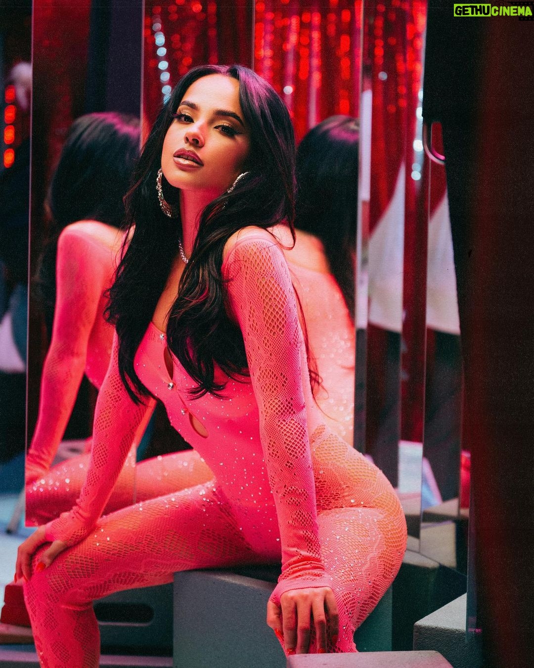 Becky G Instagram - Thank you so much for all of the love on the song & video so far 🥹🙏🏽 “LA NENA” YA ESTÁ DISPONIBLEEEE 💕 @gabitoballesteros