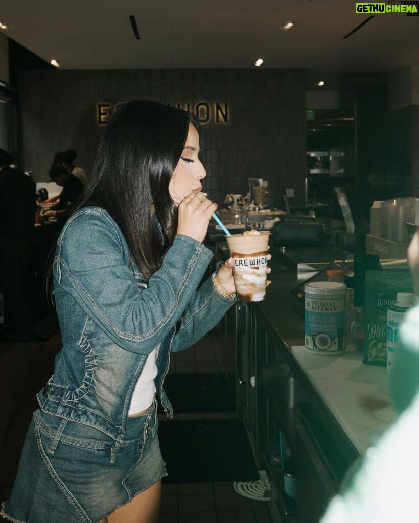 Becky G Instagram - WE OFFICIALLY GOT A BROWN GIRL @erewhonmarket SMOOTHIEEE 😭🙏🏽 It’s been so much fun crafting the perfect homage to the traditional horchata. It was important to me that many of these ingredients were sourced from Latin-owned companies and a portion of proceeds will be donated to Just Keep Livin’ Foundation and Justice for Migrant Women. I can’t wait for you to try it I hope you love it as much as I do!!! 💕 Also, shout out to Lupe and the rest of the Culver City staff in the kitchen for the love & support. Los quiero mucho. Viva la Raza 🤎