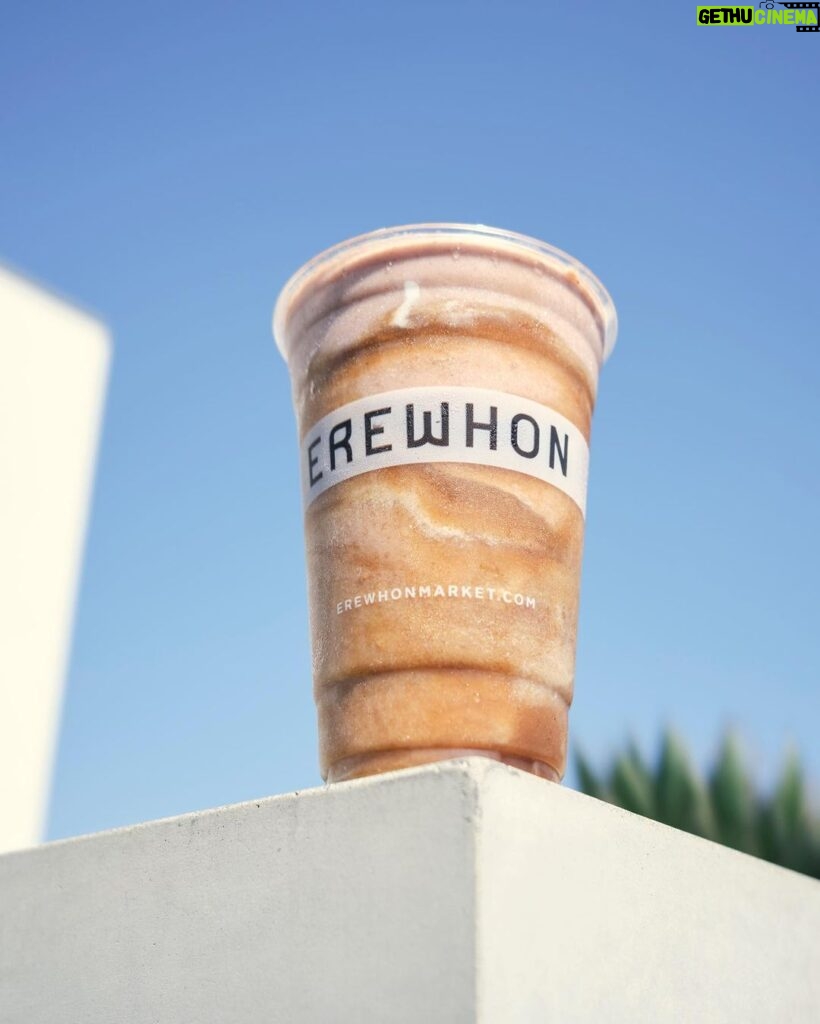 Becky G Instagram - WE OFFICIALLY GOT A BROWN GIRL @erewhonmarket SMOOTHIEEE 😭🙏🏽 It’s been so much fun crafting the perfect homage to the traditional horchata. It was important to me that many of these ingredients were sourced from Latin-owned companies and a portion of proceeds will be donated to Just Keep Livin’ Foundation and Justice for Migrant Women. I can’t wait for you to try it I hope you love it as much as I do!!! 💕 Also, shout out to Lupe and the rest of the Culver City staff in the kitchen for the love & support. Los quiero mucho. Viva la Raza 🤎