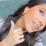 Becky G Instagram – 😏 viene algoooo